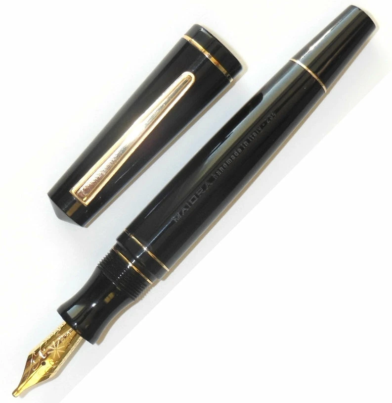 Maiora Impronte, Mirror Black, Oversized Fountain Pen, Medium Nib 1 Maiora Impronte, Mirror Black, Oversized Fountain Pen, Medium Nib